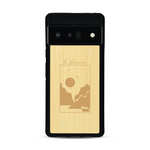 Coque de protection en bois véritable fabriquée en France pour  sur le thème du camping en pleine nature et du bivouac avec la phrase "Aventure is out there"