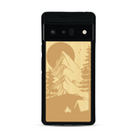 Coque de protection en bois véritable fabriquée en France pour  sur le thème du camping en pleine nature représentant une tente avec un feu de camp entouré de montagnes