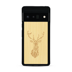 Coque de protection en bois véritable fabriquée en France pour  sur le thème de la nature et des animaux représentant une tête de cerf gométrique avec un design moderne et minimaliste