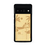 Coque de protection en bois véritable fabriquée en France pour  sur le thème des voyages en vans, vanlife et chill avec une gravure représentant un van vw combi devant le soleil couchant sur une plage avec des vagues