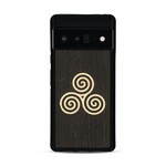 Coque de protection en bois véritable fabriquée en France pour  alliant du chêne fumé et du bambou et doré représentant un triskell