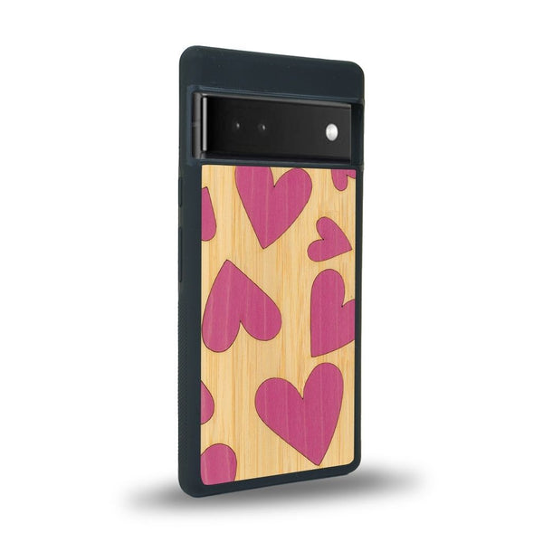 Coque de protection en bois véritable fabriquée en France pour Google Pixel 6pro alliant plusieurs essences de bois pour représenter des coeurs pour les amoureux