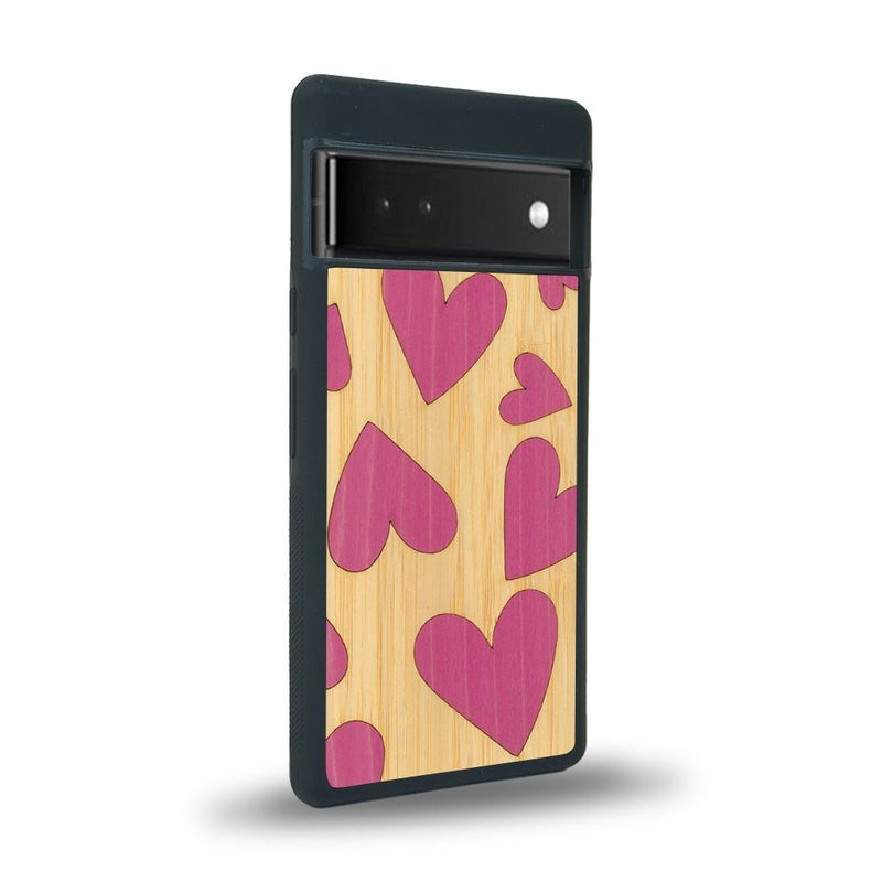 Coque de protection en bois véritable fabriquée en France pour Google Pixel 6pro alliant plusieurs essences de bois pour représenter des coeurs pour les amoureux