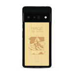 Coque de protection en bois véritable fabriquée en France pour  sur le thème de la nature et des arbres avec une gravure représentant une pomme de pin et la phrase "made by nature"