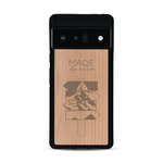Coque de protection en bois véritable fabriquée en France pour  sur le thème de la nature et des arbres avec une gravure représentant une pomme de pin et la phrase "made by nature"
