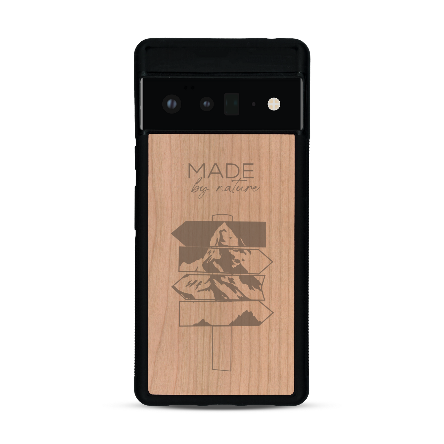 Coque de protection en bois véritable fabriquée en France pour  sur le thème de la nature et des arbres avec une gravure représentant une pomme de pin et la phrase "made by nature"