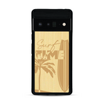 Coque de protection en bois véritable fabriquée en France pour  sur le thème chill avec un motif représentant une silouhette tenant une planche de surf sur une plage entouré de palmiers et les mots "Surf Time Long Beach Miami"