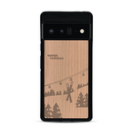 Coque de protection en bois véritable fabriquée en France pour  sur le thème de la montagne, du ski et de la neige avec un motif représentant une paire de ski plantée dans la neige avec en fond des montagnes enneigées