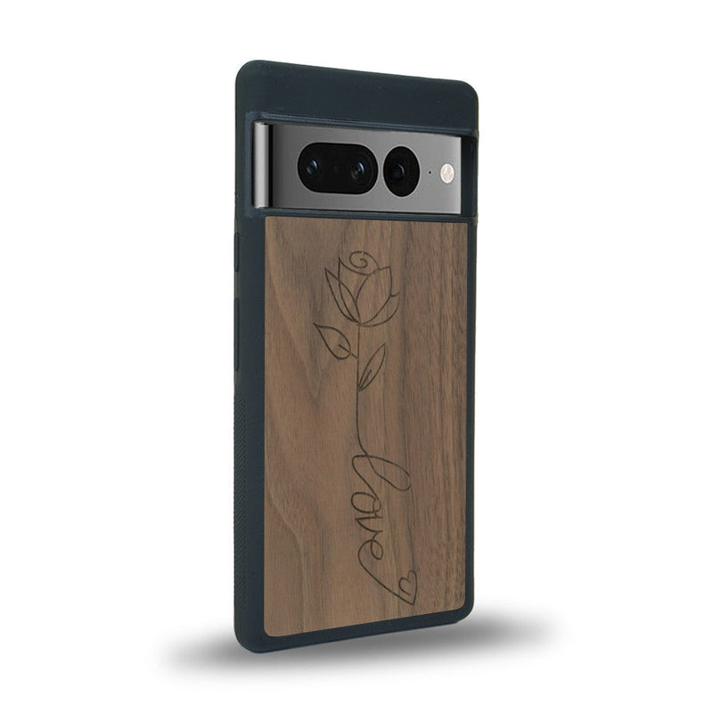 Coque de protection en bois véritable fabriquée en France pour Google Pixel 7 sur le thème de la fête des mères avec un motif représentant une fleur dont la tige forme le mot "love"