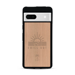 Coque de protection en bois véritable fabriquée en France pour  sur le thème chill avec un motif représentant un couché de soleil sur l'océan et la phrase "Chill out"