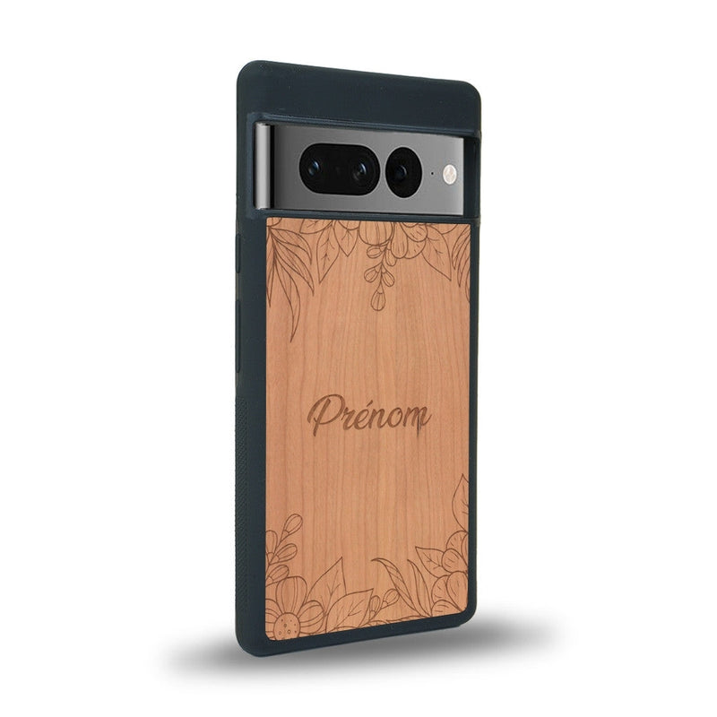 Coque de protection en bois véritable fabriquée en France pour Google Pixel 7 sur le thème de la fête des mères avec un motif représentant des fleurs et des feuilles