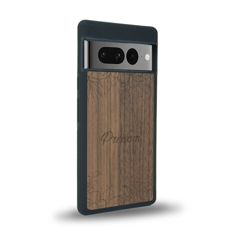 Coque de protection en bois véritable fabriquée en France pour Google Pixel 7 sur le thème de la fête des mères avec un motif représentant des fleurs et des feuilles