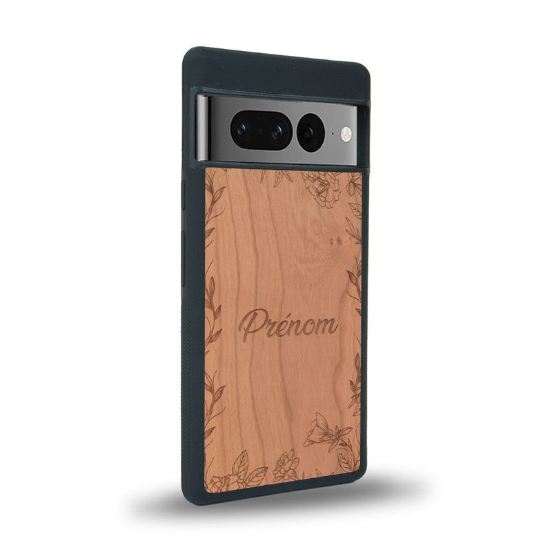 Coque de protection en bois véritable fabriquée en France pour Google Pixel 7 sur le thème de la fête des mères avec un motif représentant des fleurs et des feuilles