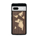 Coque de protection en bois véritable fabriquée en France pour  alliant du bambou et du noyer sur le thème du voyage et de l'aventure représentant une mappemonde