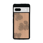Coque de protection en bois véritable fabriquée en France pour  sur le thème de la nature des arbres avec un motif de gravure représentant des épines de sapin et des pommes de pin