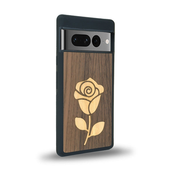 Coque de protection en bois véritable fabriquée en France pour Google Pixel 7 alliant plusieurs essences de bois pour représenter une rose