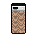 Coque de protection en bois véritable fabriquée en France pour  baptisée "La Sinjak" avec un motif de gravure abstrait représentant la répétition d'un symbole wifi