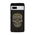 Coque de protection en bois véritable fabriquée en France pour  alliant du chêne fumé avec du métal argenté et doré représentant une tête de mort mexicaine sur le thème Dia de los Muertos