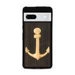 Coque de protection en bois véritable fabriquée en France pour  sur le thème nautique avec un bois clair et un bois foncé représentant une ancre de bateau