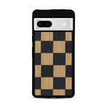 Coque de protection en bois véritable fabriquée en France pour Google Pixel 7 alliant plusieurs essences de bois pour représenter un damier