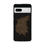 Coque de protection en bois véritable fabriquée en France pour  alliant du chêne fumé et du noyer représentant une tête de loup géométrique de profil sur le thème des animaux et de la nature