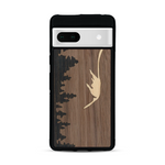 Coque de protection en bois véritable fabriquée en France pour  sur le thème de la nature et de la montagne qui allie du chêne fumé, du noyer et du bambou représentant le mont mézenc