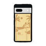 Coque de protection en bois véritable fabriquée en France pour  sur le thème des voyages en vans, vanlife et chill avec une gravure représentant un van vw combi devant le soleil couchant sur une plage avec des vagues