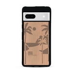 Coque de protection en bois véritable fabriquée en France pour  sur le thème des voyages en vans, vanlife et chill avec une gravure représentant un van vw combi devant le soleil couchant sur une plage avec des vagues