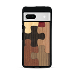 Coque de protection en bois véritable fabriquée en France pour  représentant un puzzle en six pièces qui allie du chêne fumé, du noyer, du bambou, du padouk, du merisier et de l'acajou