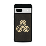 Coque de protection en bois véritable fabriquée en France pour  alliant du chêne fumé et du bambou et doré représentant un triskell