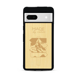 Coque de protection en bois véritable fabriquée en France pour  sur le thème de la nature et des arbres avec une gravure représentant une pomme de pin et la phrase "made by nature"