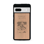 Coque de protection en bois véritable fabriquée en France pour  sur le thème de la nature et des arbres avec une gravure représentant une pomme de pin et la phrase "made by nature"