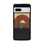 Coque de protection en bois véritable fabriquée en France pour Google Pixel 7 alliant plusieurs essences de bois pour représenter le mont Fuji