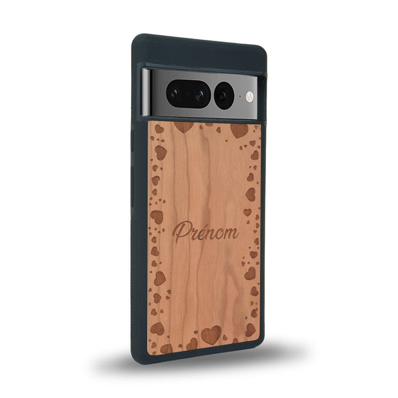 Coque de protection en bois véritable fabriquée en France pour Google Pixel 7 sur le thème de la fête des mères avec un motif représentant des coeurs et des feuilles