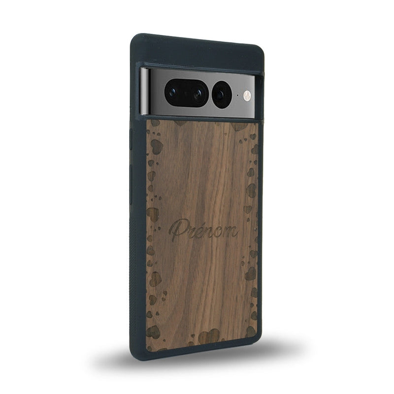 Coque de protection en bois véritable fabriquée en France pour Google Pixel 7 sur le thème de la fête des mères avec un motif représentant des coeurs et des feuilles