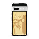 Coque de protection en bois véritable fabriquée en France pour  sur le thème chill avec un motif représentant une silouhette tenant une planche de surf sur une plage entouré de palmiers et les mots "Surf Time Long Beach Miami"