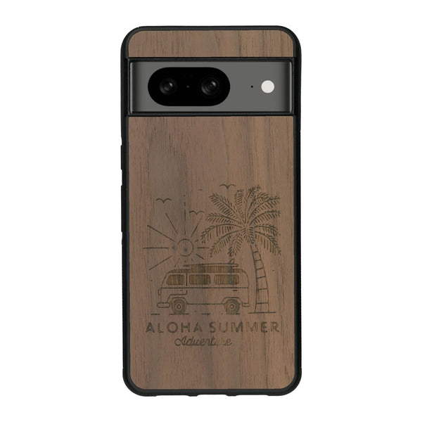 Coque de protection en bois véritable fabriquée en France pour Google Pixel 7A sur le thème de la plage, de l'été et vanlife.