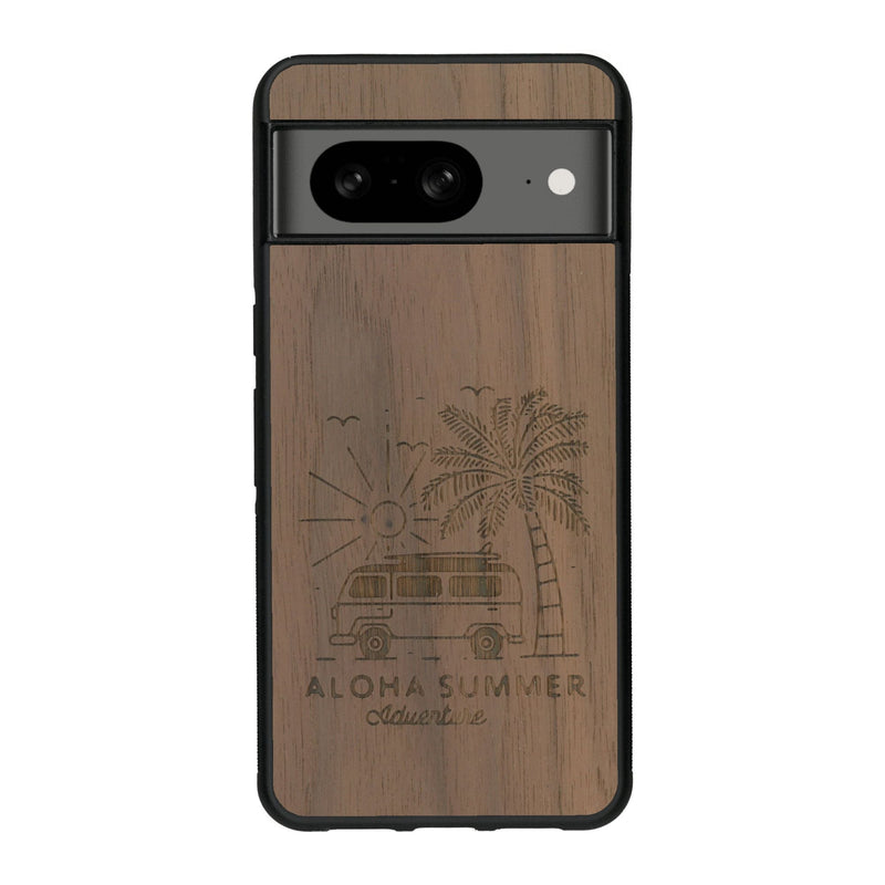 Coque de protection en bois véritable fabriquée en France pour Google Pixel 7A sur le thème de la plage, de l'été et vanlife.