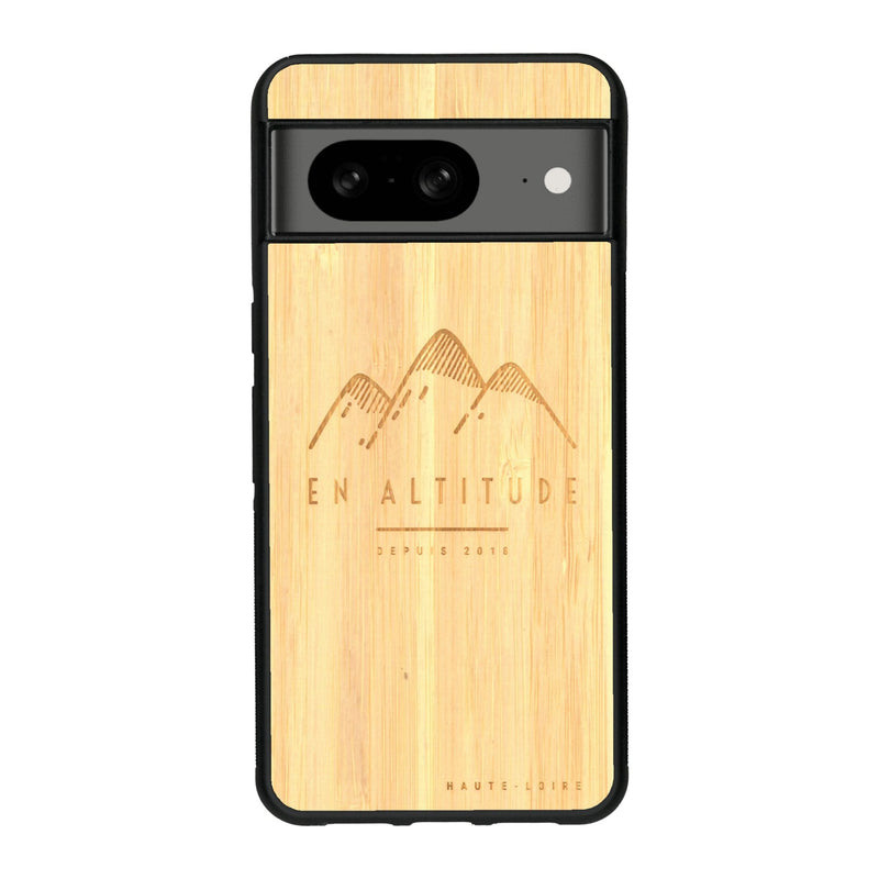 Coque de protection en bois véritable fabriquée en France pour Google Pixel 7A représentant des montagnes, sur le thème de la randonnée en pleine nature et du trail