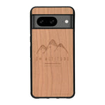 Coque de protection en bois véritable fabriquée en France pour Google Pixel 7A représentant des montagnes, sur le thème de la randonnée en pleine nature et du trail