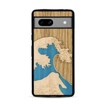 Coque de protection en bois véritable fabriquée en France pour Google Pixel 7A alliant plusieurs essences de bois pour représenter la célèbre grande vague de Kanagawa