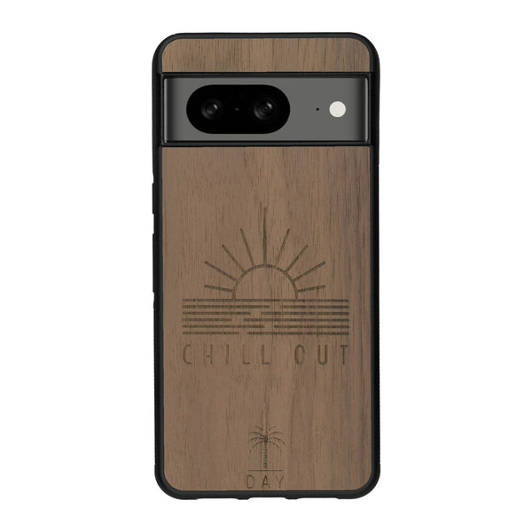 Coque de protection en bois véritable fabriquée en France pour Google Pixel 7A sur le thème chill avec un motif représentant un couché de soleil sur l'océan et la phrase "Chill out"