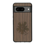 Coque de protection en bois véritable fabriquée en France pour Google Pixel 7A sur le thème des fleurs et de la montagne avec un motif de gravure représentant les pétales d'une fleur des montagnes