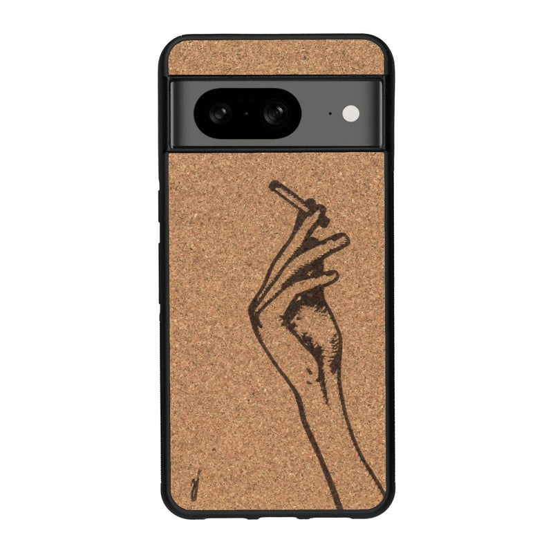 Coque de protection en bois véritable fabriquée en France pour Google Pixel 7A représentant une main de femme tenant une cigarette de type line art en collaboration avec l'artiste Maud Dabs