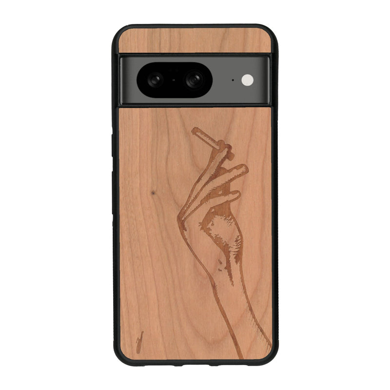 Coque de protection en bois véritable fabriquée en France pour Google Pixel 7A représentant une main de femme tenant une cigarette de type line art en collaboration avec l'artiste Maud Dabs