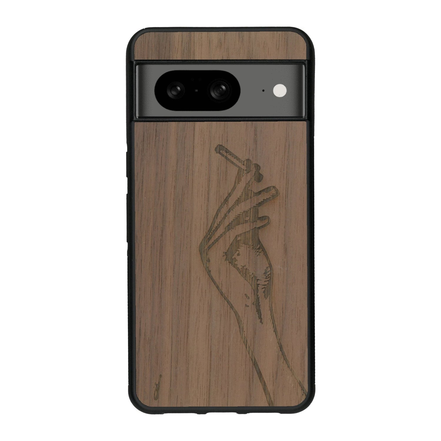 Coque de protection en bois véritable fabriquée en France pour Google Pixel 7A représentant une main de femme tenant une cigarette de type line art en collaboration avec l'artiste Maud Dabs