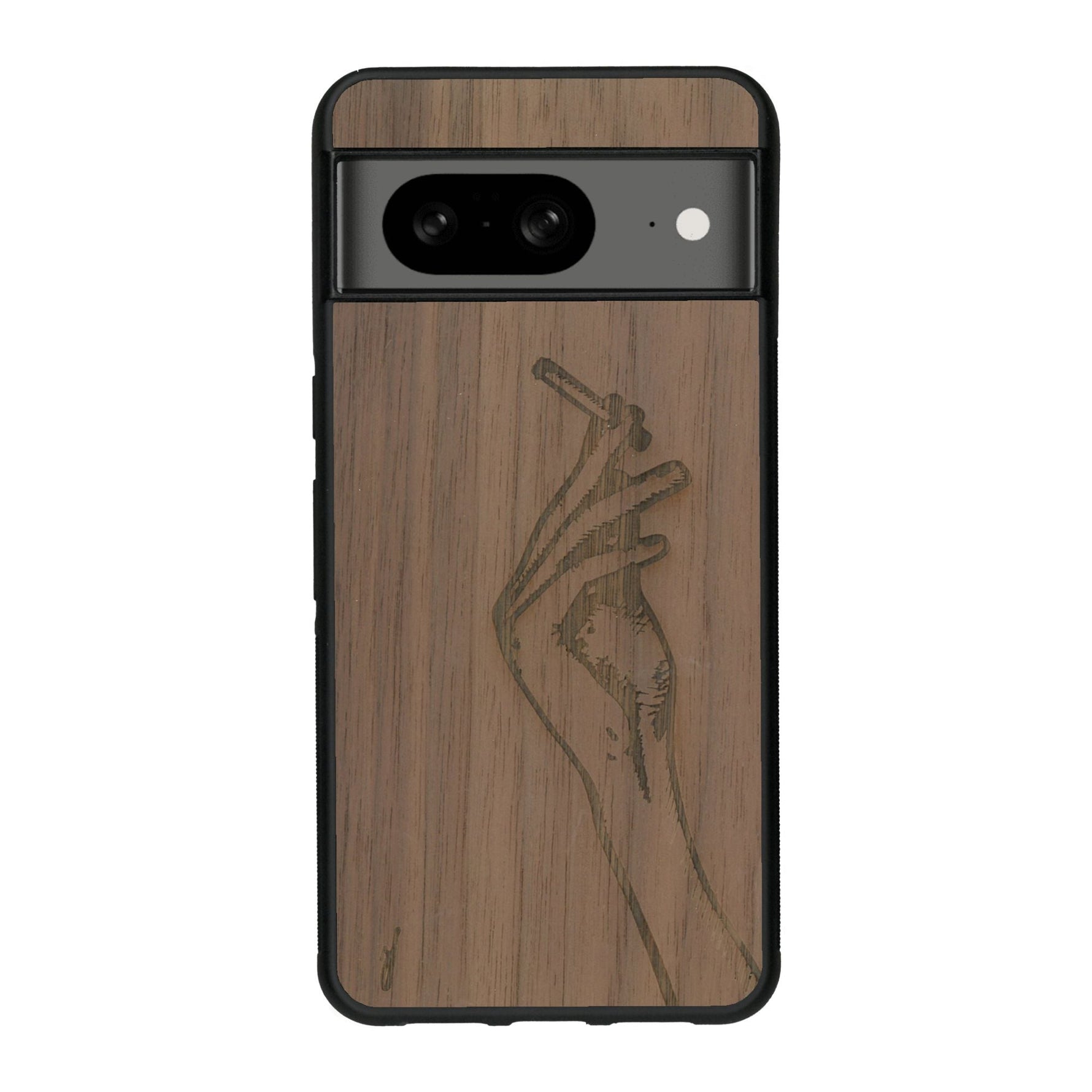 Coque de protection en bois véritable fabriquée en France pour Google Pixel 7A représentant une main de femme tenant une cigarette de type line art en collaboration avec l'artiste Maud Dabs
