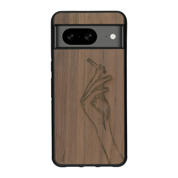 Coque de protection en bois véritable fabriquée en France pour Google Pixel 7A représentant une main de femme tenant une cigarette de type line art en collaboration avec l'artiste Maud Dabs