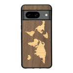 Coque de protection en bois véritable fabriquée en France pour Google Pixel 7A alliant du bambou et du noyer sur le thème du voyage et de l'aventure représentant une mappemonde