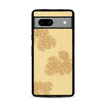 Coque de protection en bois véritable fabriquée en France pour  sur le thème de la nature des arbres avec un motif de gravure représentant des épines de sapin et des pommes de pin